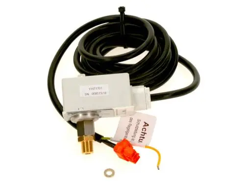 Bosch Druckwächter mit Anschlussstück und Kabeln. Inklusive rotem und gelbem Kabel, beschriftetem Etikett und einer Unterlegscheibe.